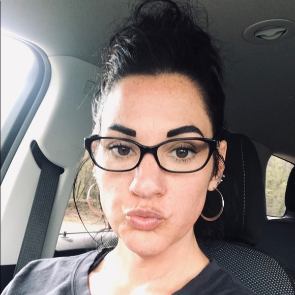 Meet your Posher, Laura - Picture 1 of 8